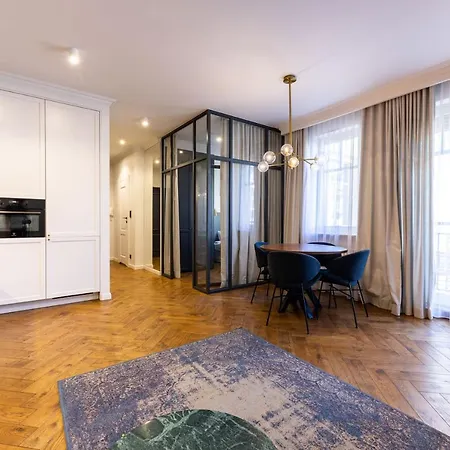 Luxury Seaside Victus With Parking And Balcony By Renters Σόποτ