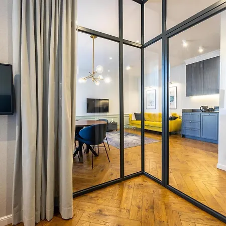 Luxury Seaside Victus With Parking And Balcony By Renters Σόποτ